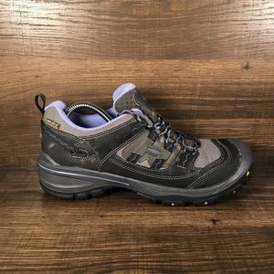 Keen Women’s Logan Low Waterproof Hiking Trail Shoes. Has brand new Keen insoles